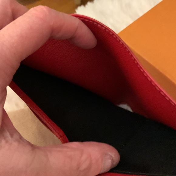 Louis Vuitton Epi Red wallet. Beautiful condition and comes with bag & a box - Picture 6 of 9